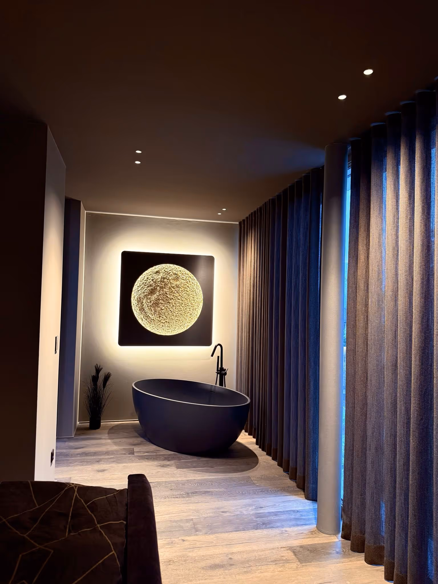 Sonnenmond in Mattschwarz mit Mond Gold Klassisch, abgerundete Ecken, 110 x 110 cm, beleuchtet