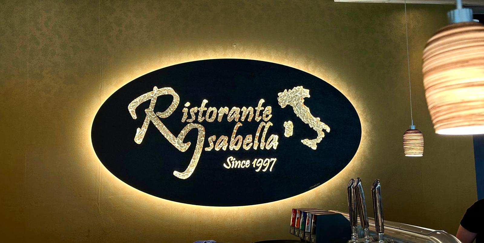 Logokunstwerk in Mattschwarz mit Logo Gold Deluxe, beleuchtet, im Restaurant
