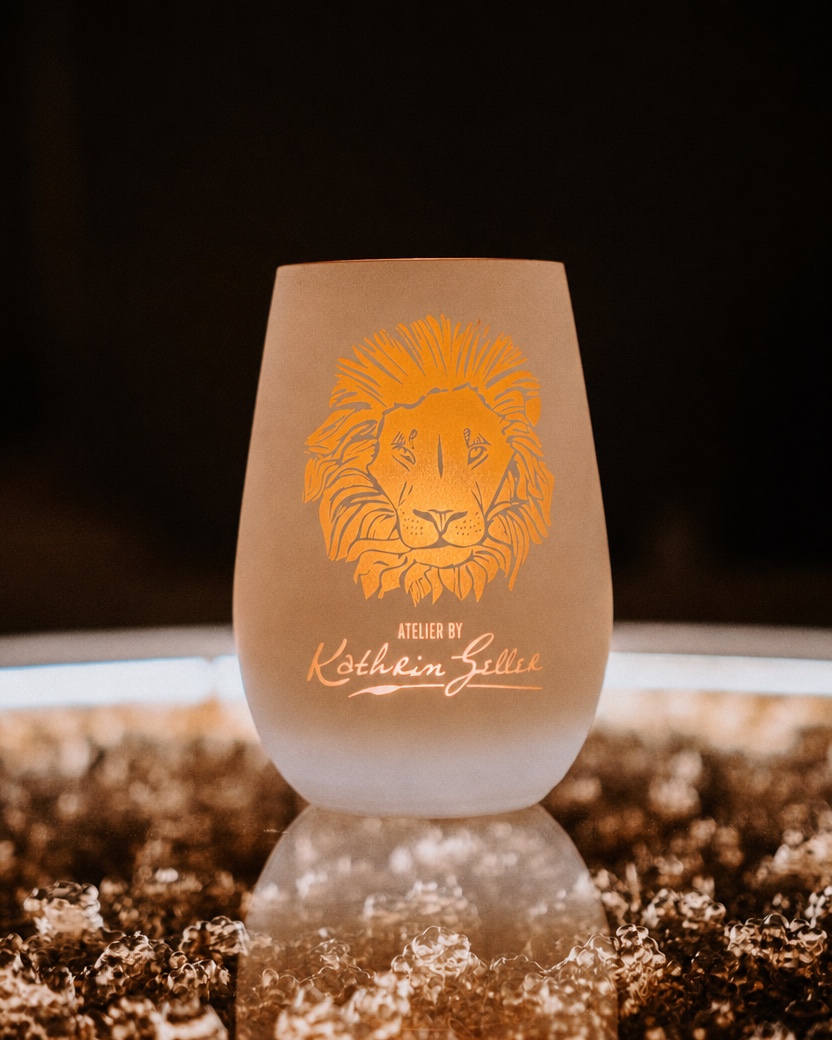Teelichtglas Löwe Weiß/Gold von Kathrin Geller