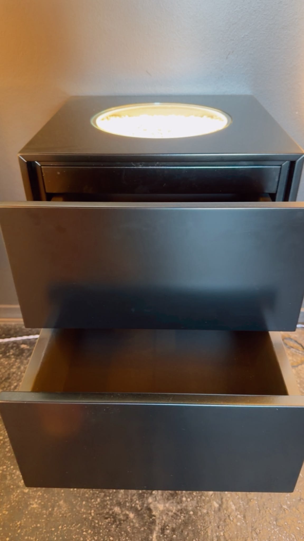 Nachttisch in Schwarz mit geöffneten Schubkästen