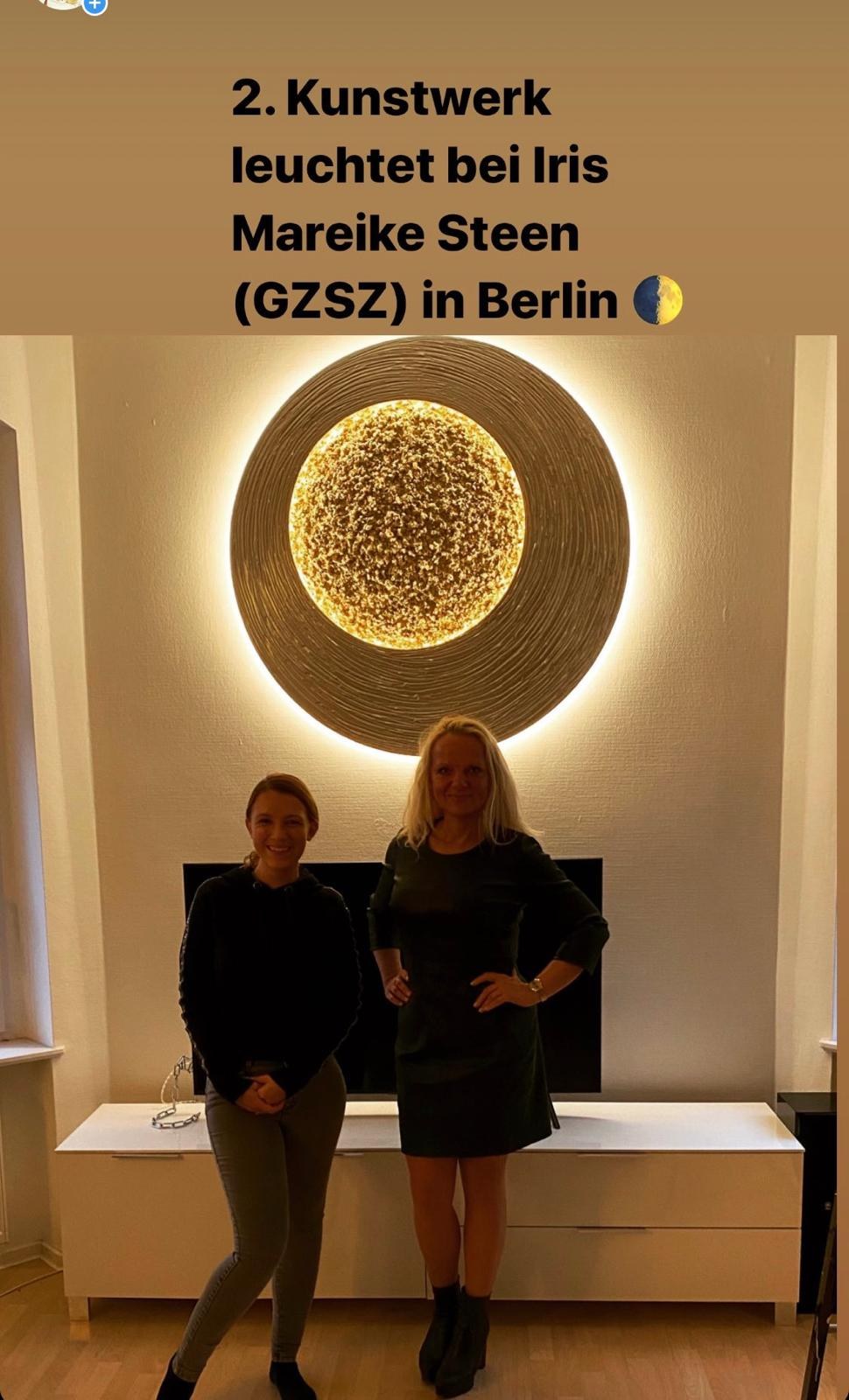 Iris Mareike Steen und Kathrin Geller unter dem Megamond in Berlin