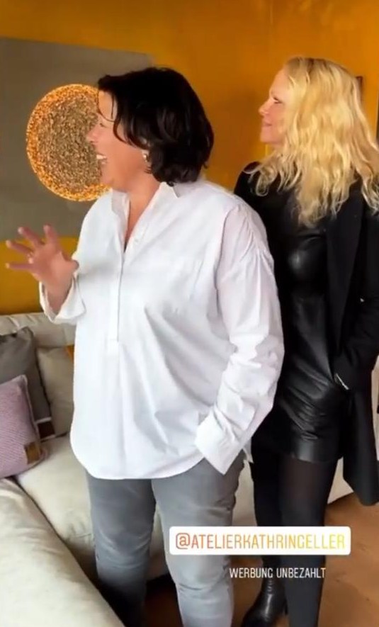 Vera Int-Veen und Kathrin Geller im Gespräch neben einem Mond