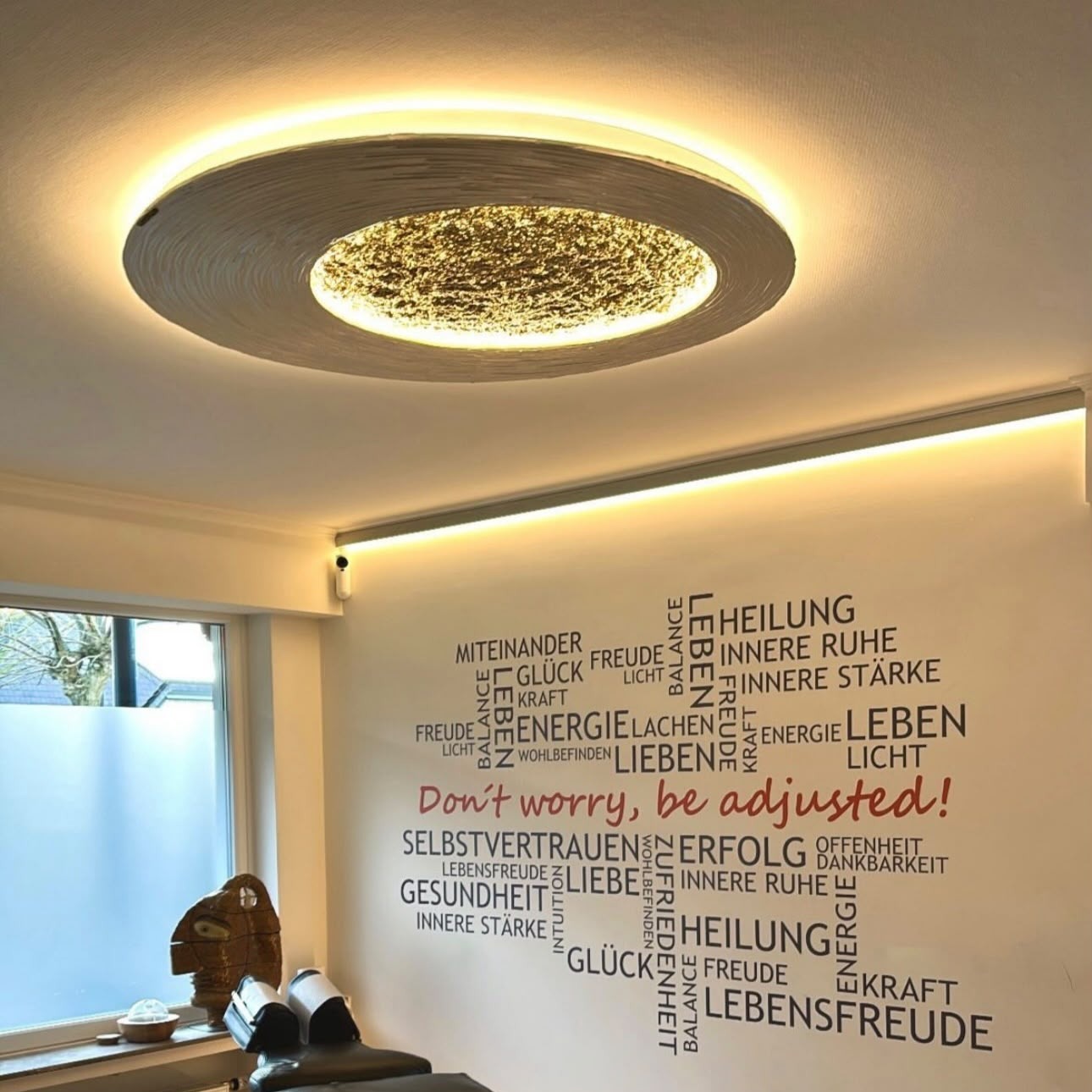 Megamond in Perlmuttweiß Relief mit Mond Gold Klassisch, Ø 120 cm, beleuchtet, an der Decke