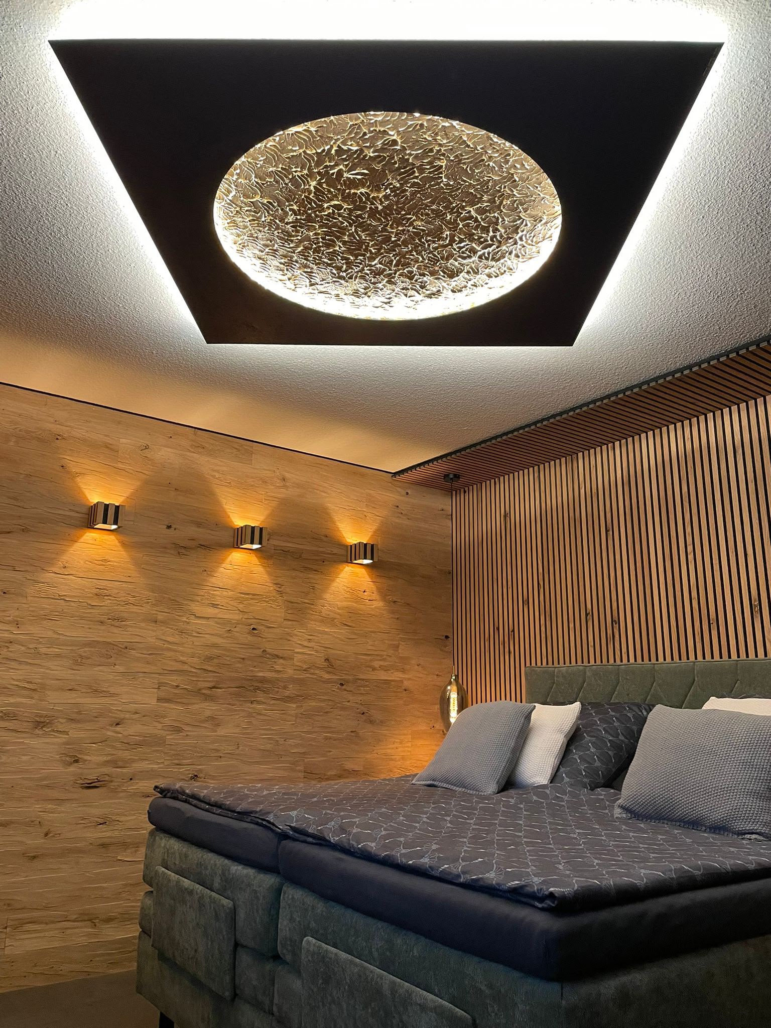 Sonnenmond in Mattschwarz Diamanteffekt mit Mond Gold Deluxe, 120 x 120 cm, beleuchtet, an der Decke
