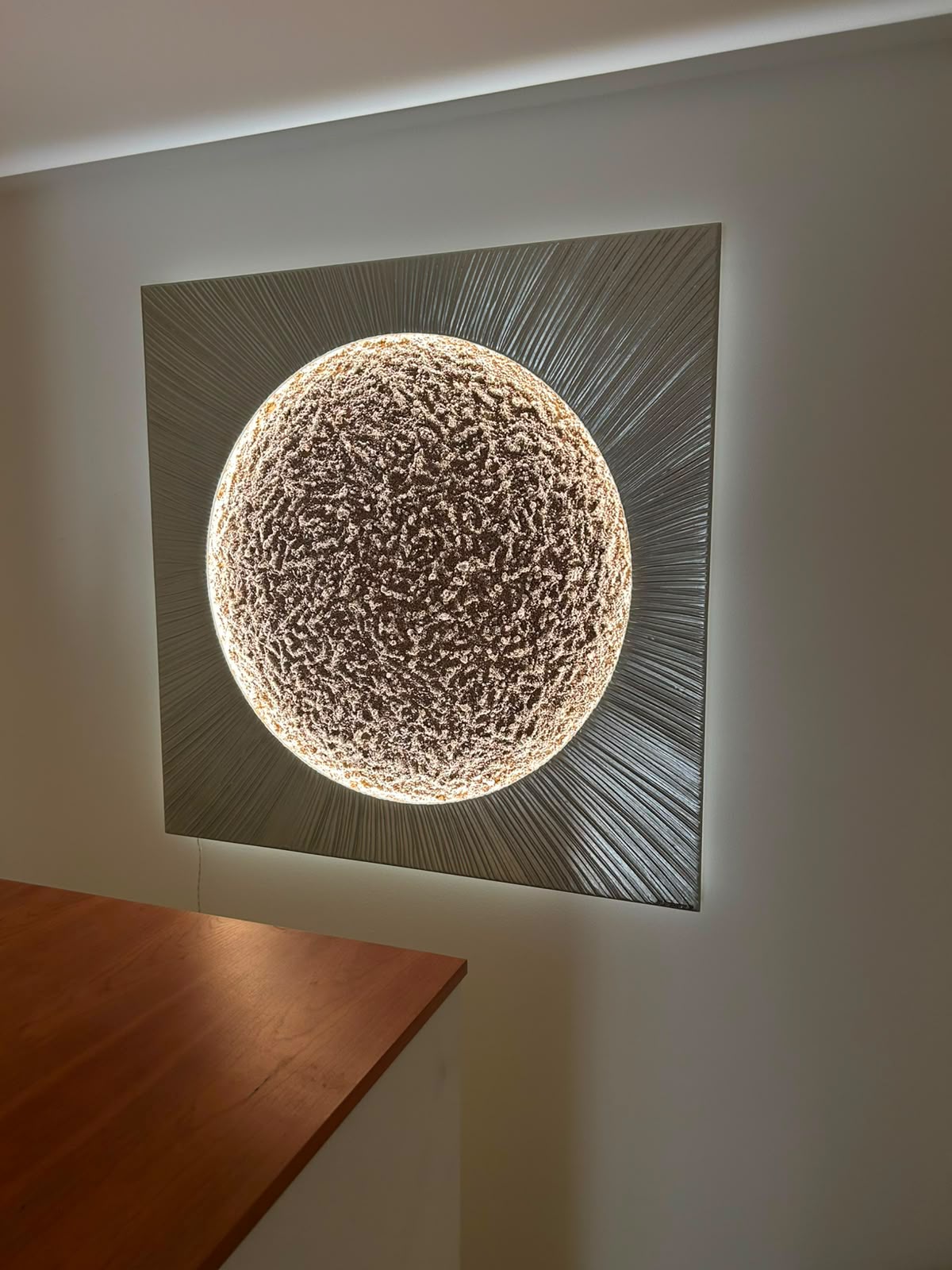 Sonnenmond in Champagner Strahlen mit Mond Bronze Klassisch, 120 x 120 cm, beleuchtet